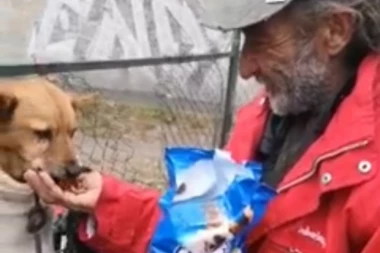 (VIDEO) Kapa dole! Dao je novac čoveku pored kontejnera, a onda je on uradio nešto što će vam popraviti dan