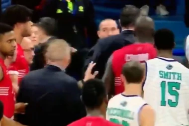 (VIDEO) NEVIĐEN HAOS: Treneri se potukli, MMA borci bi im pozavideli! Igrači ih razdvajali!