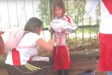 (VIDEO) BOLEST NEMA GRANICE: Majka opasuje ćerku bakljama da ih unese na "Superklasiko"!