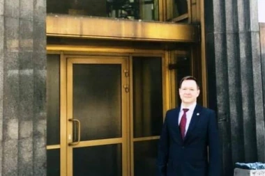 POMAŽE MALIŠANIMA DA STANU NA NOGE: Ruski ortoped Dmitrij Popkov čini čuda za dečje kosti, a leči u Srbiji