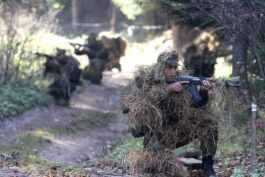 (VIDEO) Srpski telegraf na obuci Žandarmerije: Kroz blato i baru dok meci fijuču oko glava