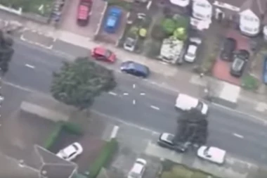 (VIDEO) Lopovi lete po putu! Ovo je brutalni metod londonske policije u jurnjavi za kriminalcima!