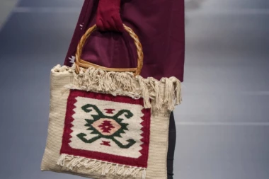 GLAMUR, PIROTSKE ŠARE, ETNO MOTIVI I TRENDI PRINTOVI: Pogledajte kako je protekao treći dan Serbia Fashion Week-a