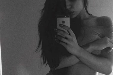 ŠMEKERSKI: Kako je fudbaler Zvezde šarmirao se*si EKSCENTRIČNU LEPOTICU