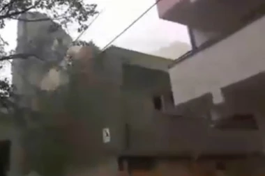 (VIDEO) Dramatično, deca su mogla da stradaju: Jeziv snimak rušenja bioskopske sale u centru Jagodine