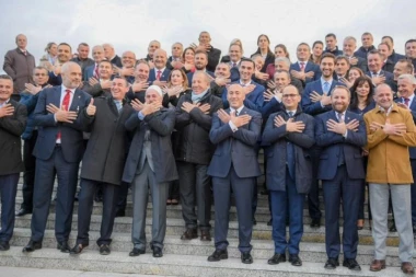 (FOTO) Ramuš i Rama nastavljaju sa provokacijama: Odali počast teroristi, pa onda uradli ovo