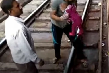 (VIDEO) HOROR! Pogledajte kako je voz protutnjao punom brzinom preko bebe koja se zaglavila na šinama