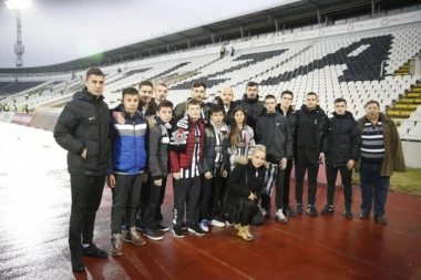 CRNO-BELI OBRADOVALI MALIŠANE: "Kosovo je moj život"