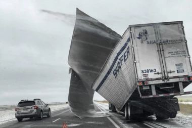 (FOTO, VIDEO) Snežna apokalipsa u SAD: Putevi postali piste smrti!