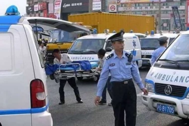 HOROR U PEKINGU! Manijak kasapio decu u školi, najmanje 20 izbodeno!