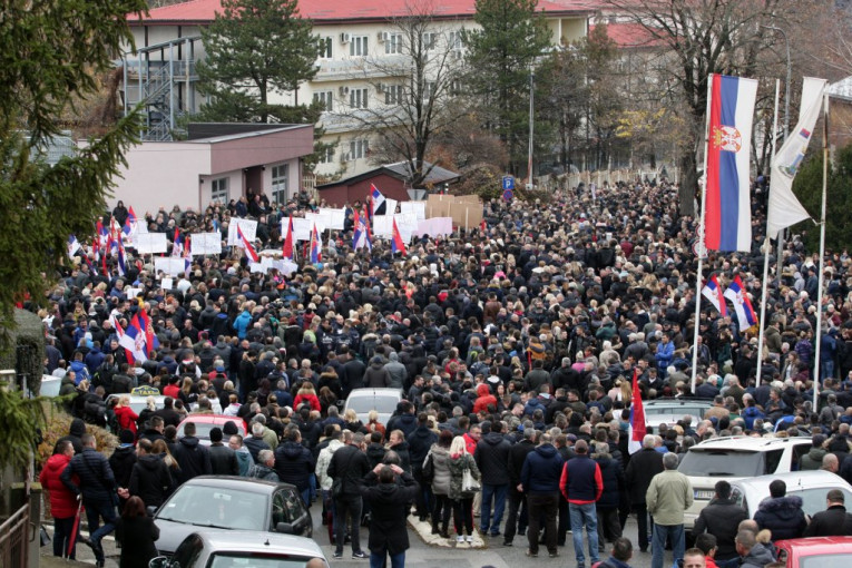 Mirni protesti na Kosovu se nastavljaju: Srbi brane ognjište i dižu glas protiv sramnih taksi!