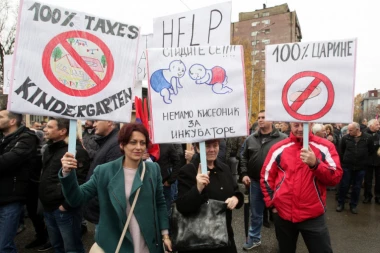 Srbi mirnim protestom u Kosovskoj Mitrovici poručili: Nećete nas proterati, iako nam uskraćujete hleb i lekove!