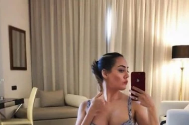 Za bolji moral ponudila oral: Se*si starleta motiviše Napolitance pred Zvezdu!