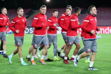 (FOTO) Fudbaleri Zvezde istračali na mesto odluke!