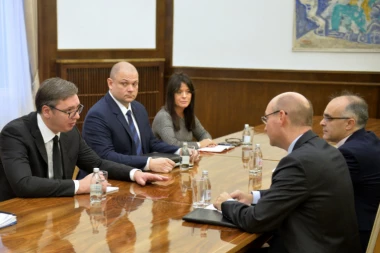 Sastali se Vučić i Mondoloni: U četiri oka o teškoj situaciji na Kosovu