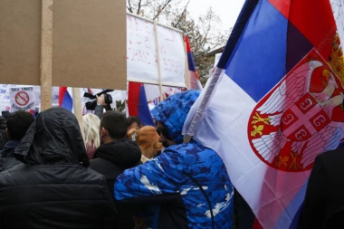 (VIDEO) Protest Srba ispred Euleksa! Nećemo da plaćamo harač: Šiptari na Ibru slave albanski Dan zastave!