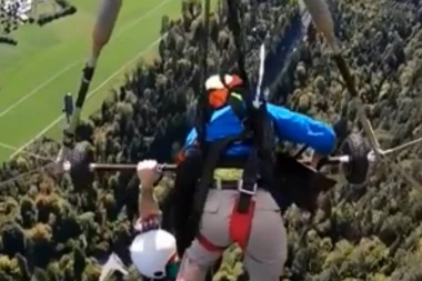 (VIDEO) NIJE SE LEPO ZAKAČIO, PA VISIO IZNAD PONORA NA JEDNOJ RUCI: Jedva preživeo, a opet bi leteo zmajem