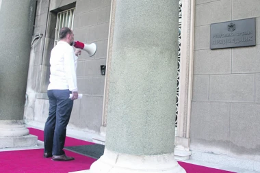 KAKAV BLAM: Jankoviću na okrugli sto nisu došli čak ni učesnici