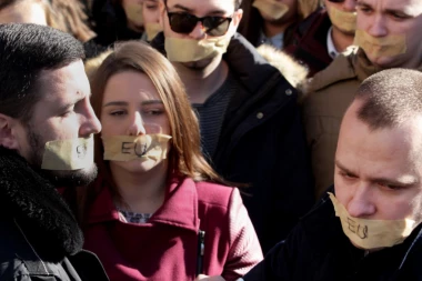 (VIDEO) GLEDAJ, EVROPO! Studenti sa SELOTEJPOM PREKO USTA izašli na ulice Kosovske Mitrovice