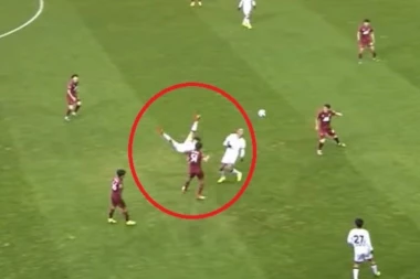(VIDEO) UZNEMIRUJUĆE: Fudbaler slomio vrat na utakmici!