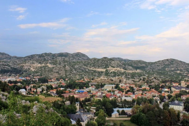 CRNA GORA NAJAVLJUJE HAOS: Bolnica na Cetinju prazni krevete za slučaj nereda na dan ustoličenja Joanikija