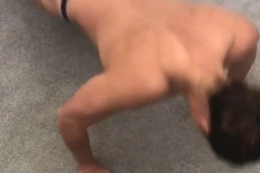 (VIDEO) GOLA DO POLA: Se*si sklek kakav do sada niste videli!