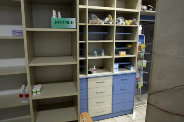 NOVA PRETNJA SRBIMA: Treći put obijena ambulanta u Starom Gracku, ovog puta ostavljena SEKIRA kao upozorenje!