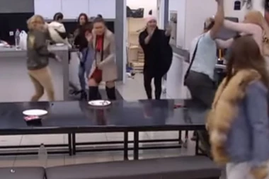 Zgrabio šolju i tresnuo je o kuhinju: Marija isčupala Bori krst, on poludeo!