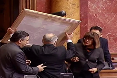 (FOTO) Haos u Skupštini: Boško unosio kamenje, a Ševarlić sliku! Maja Gojković zvala obezbeđenje!