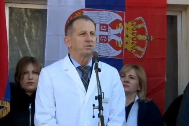 (VIDEO) Protest doktora ispred Kliničko-bolničkog centra u Mitrovici: Ne zatvarajte nas u geto, ne izgladnjujte nam decu!