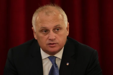 Vesić o huliganima koji su sekli ukrase na Tašmajdanu: Ti ljudi su ološ, nadam se da će brzo biti uhapšeni