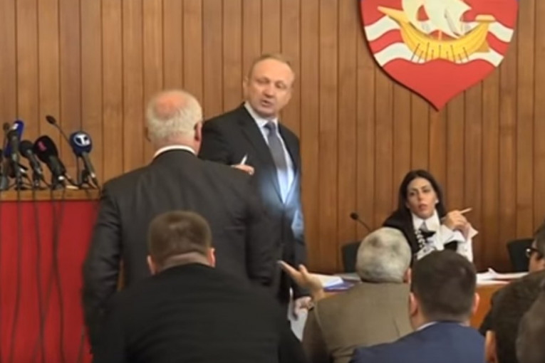 (VIDEO) Điki je malo nervozan: Pogledajte kako je šef SZS napao Gorana Vesića