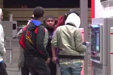 (VIDEO) Bankomat izbacivao novčanice od 100 umesto od 10 dolara, ljudi se pobili!