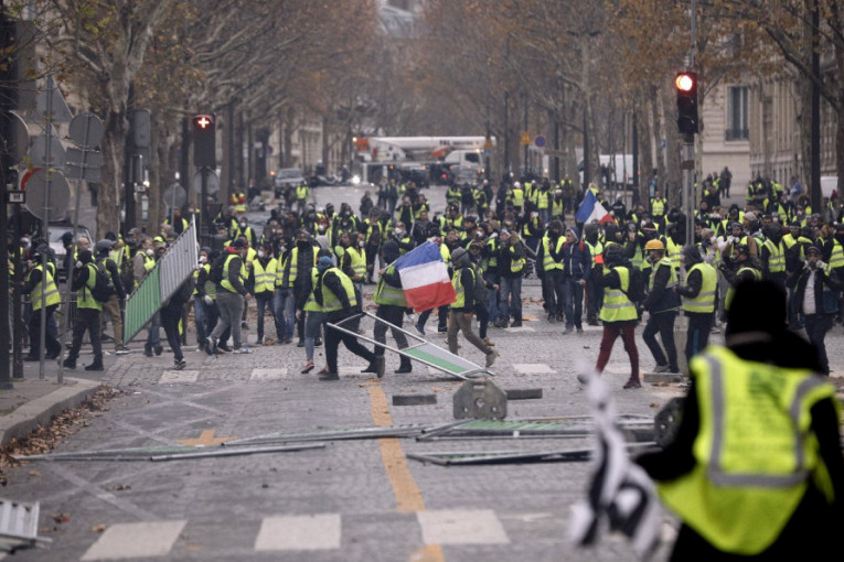 Policija je saopštila da je desetine demonstranta uhapšeno zbog gađanja policajaca, prenosi AP.