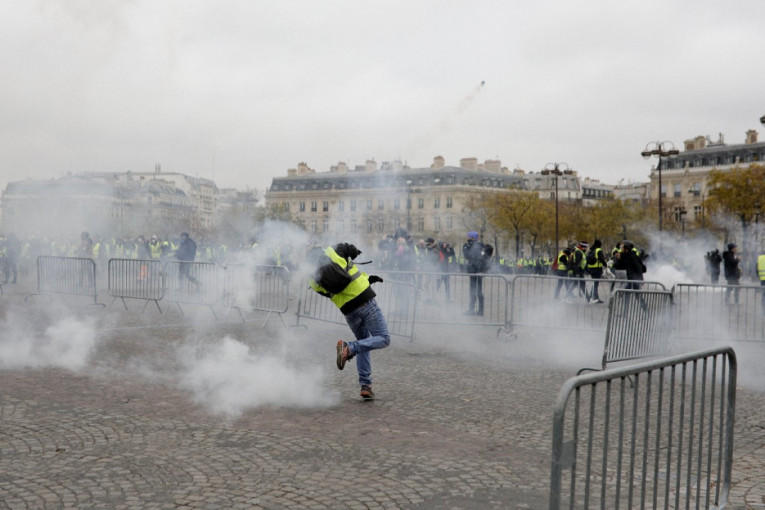 Francuski predsednik Emanuel Makron osudio je nasilje demonstranata na protestima organizovanih zbog povećanja poreza na gorivo, poručivši da u "Republici nema mesta za takvo nasilje".
