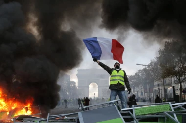 Digao se ceo svet: Protesti na sve strane, policija se obračunava sa demonstrantima!