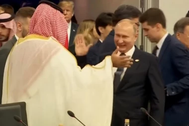 (VIDEO) Saudijski princ na Samit G-20 došao u japankama i "bacio pet" Putinu: Evo šta se krije iza takvog pozdrava!