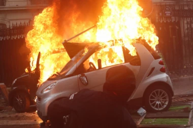 (VIDEO) Meta "žutih prsluka" nije samo Makron - demoliraju i skupocena vozila