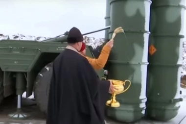 (VIDEO) NESVAKIDAŠNJA SCENA: Ruski sveštenici BLAGOSILJAJU S-400 blizu Krima