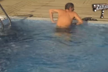 (VIDEO) Da se smrzneš: Lepi Mića na -5 u bazenu!