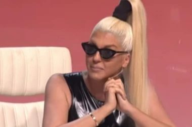 (FOTO) Dečak poslao Karleuši da bi joj lizao gu*u a: Jelena roditeljima održala lekciju!