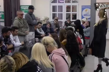 (VIDEO) ŠOK! Lezbo akcija u Zadruzi: Mesila joj si*e naočigled svih, pa pao i poljubac!