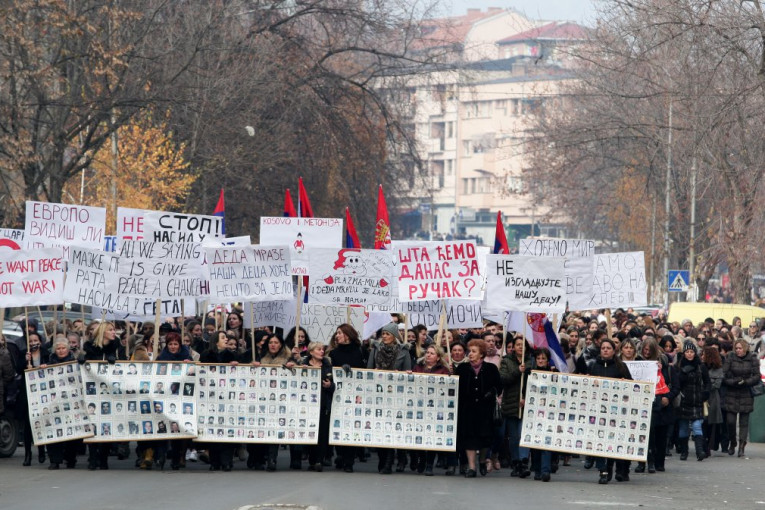 SRPSKI PRKOS USTUKNUTI NEĆE: Još jedan protest u Kosovskoj Mitrovici