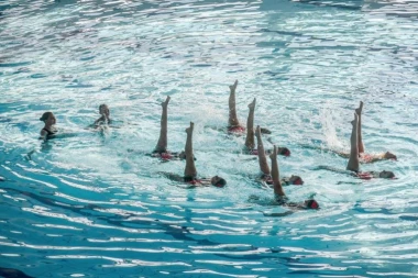 SINHRONO PLIVANJE: Kadetkinje kluba "11. april" učestvovale na takmičenju u Pragu