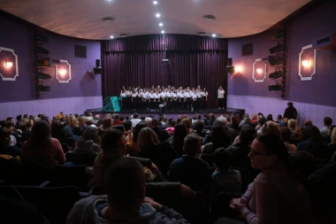 Nezaboravan čas istorije: Osnovna škola "France Prešern" održala predstavu u prepunoj sali Centra za kulturu Rakovica