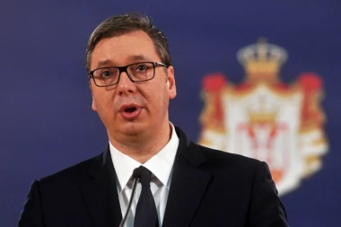 Nožem sekli lice Vučića: Vandali unakazili stranački baner u Lučanima