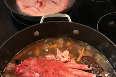 (FOTO) Prženje lica u tiganju i odsečene ljudske ruke u loncu: Kad ovo budete videli, neće vam biti dobro!