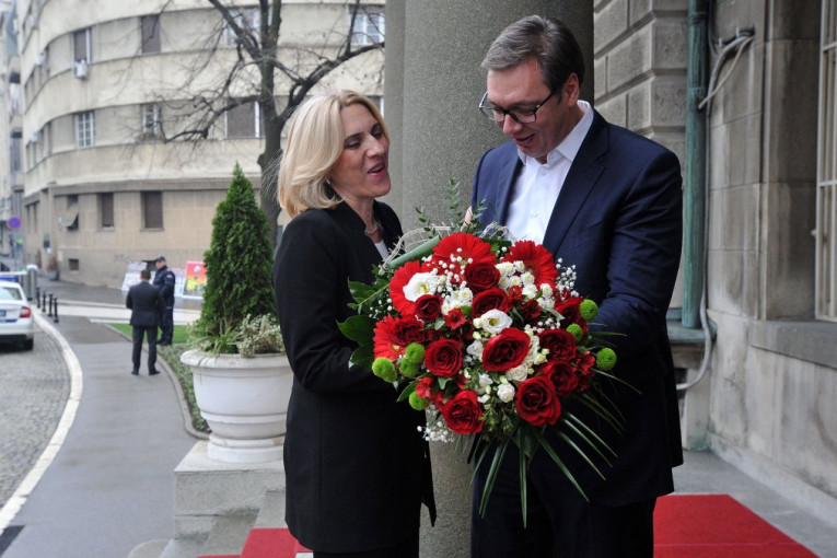 Vučić svečano dočekao Cvijanovićevu: Cveće kao znak pažnje za prvu zvaničnu posetu