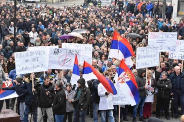 PROTEST ZBOG TAKSI U ŠTRPCU: Hiljade meštana nezadovoljno situacijom na Kosovu