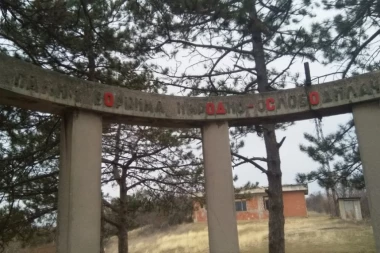 Sramota! Lopovi "digli" limeni krov i oskrnavili spomenik borcima kod Niša